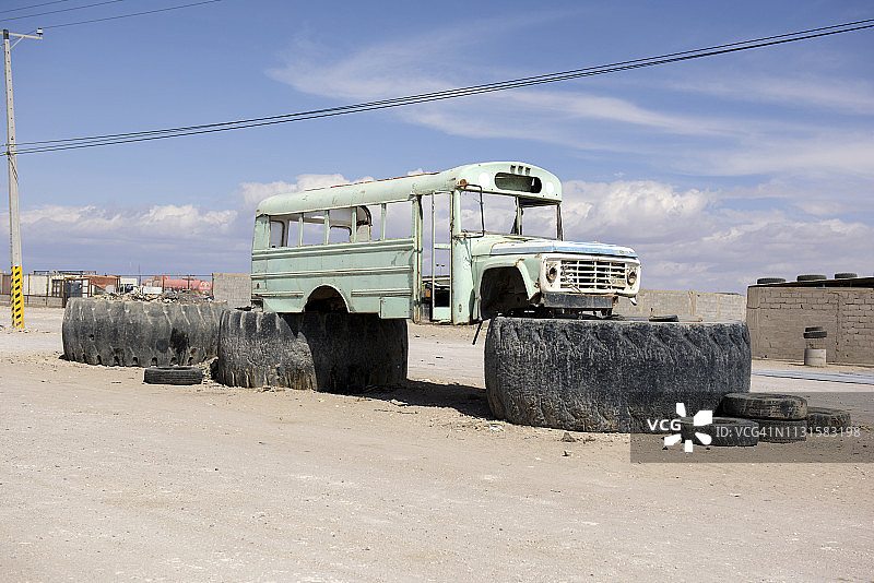 智利卡拉马一辆废弃的破损巴士图片素材