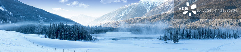 中国新疆奎屯雪山图片素材