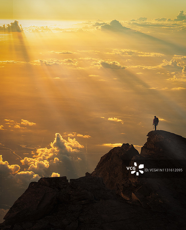 山顶上的登山者图片素材