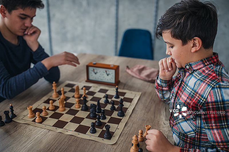 两个男孩下棋图片素材