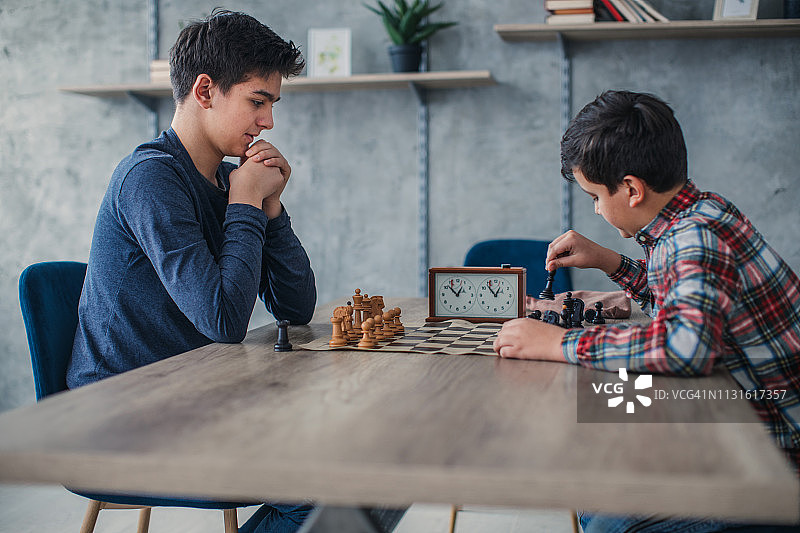 两个男孩下棋图片素材