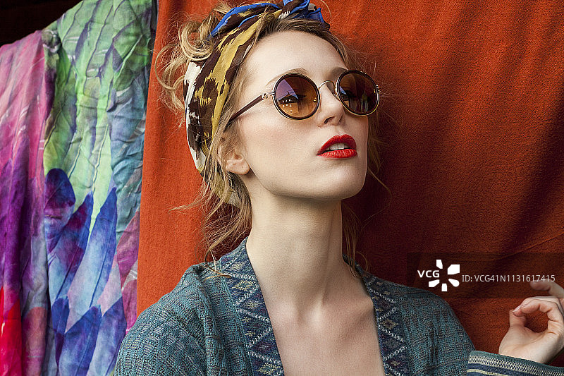 佩戴太阳镜的时尚女性特写图片素材