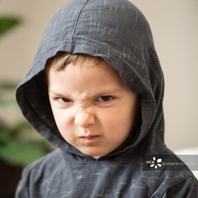 非常沮丧的三岁男孩看着镜头图片素材