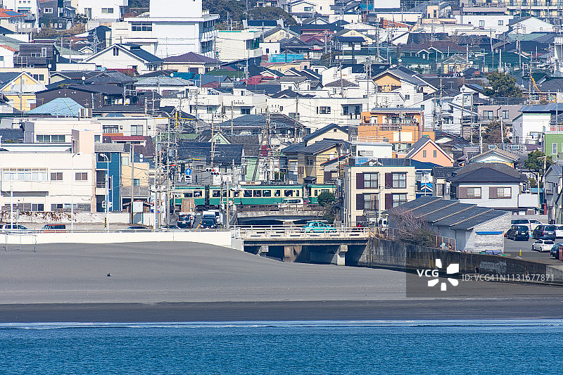 日本神奈川县镰仓市相模湾和江之岛电铁图片素材