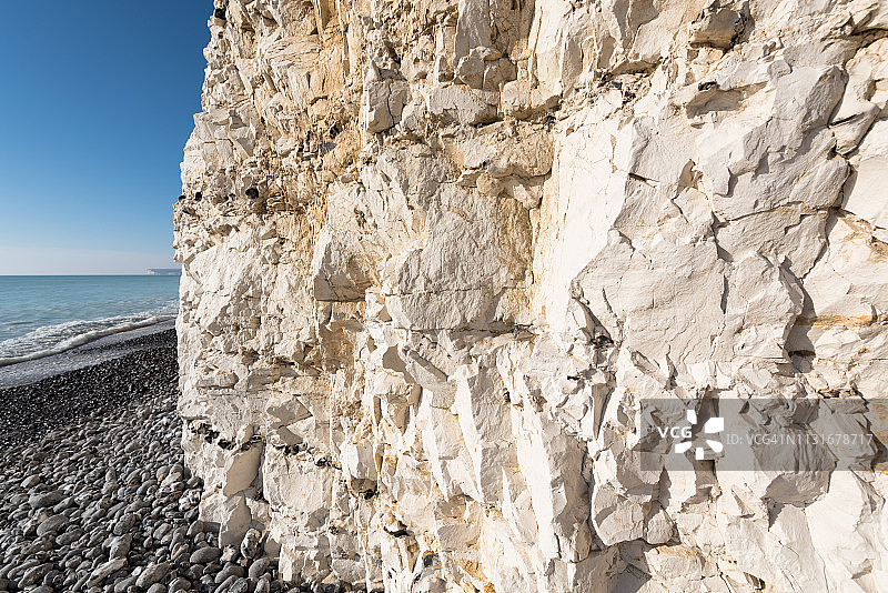 英国东萨塞克斯七姐妹白垩岩中燧石带的特写图片素材