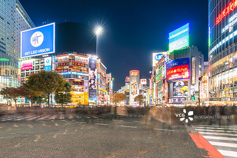 日本东京涩谷区的夜间商店街（黄昏）图片素材
