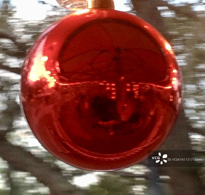 大型装饰品的倒影图片素材