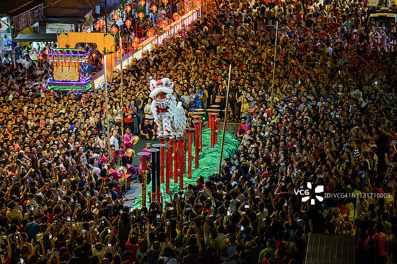 中国新年期间玉皇大帝诞辰的舞狮表演图片素材