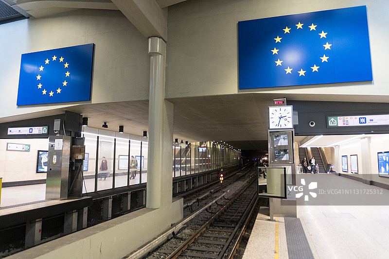布鲁塞尔舒曼火车站的欧盟旗帜图片素材