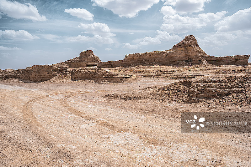 沙漠中的轮胎痕迹图片素材