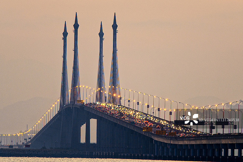 黎明时分的槟威大桥图片素材