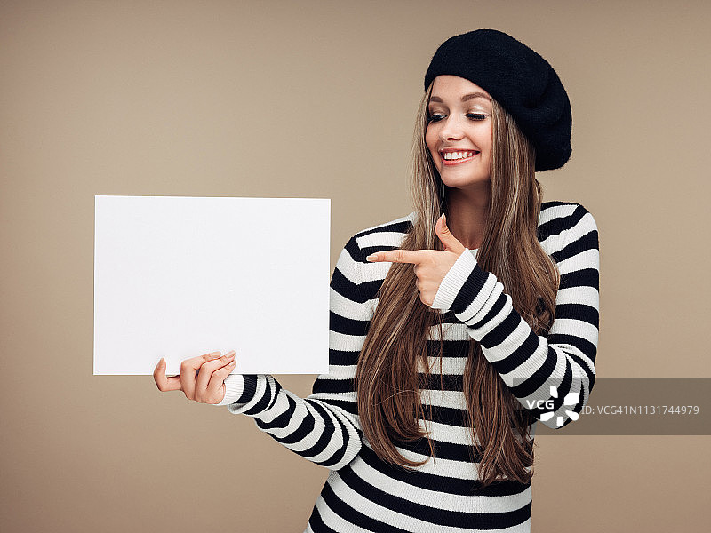 美丽女孩指向空白的白色标语牌图片素材