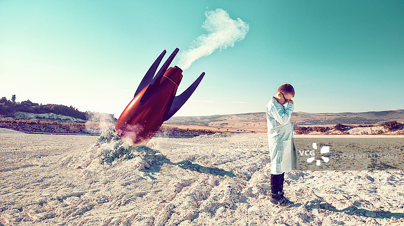 火箭发射失败坠落，穿实验服儿童不相信图片素材