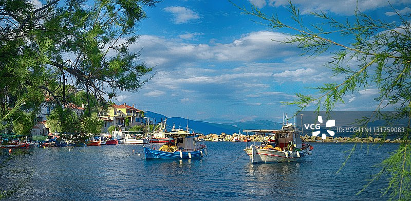 阿吉亚基里亚基海岸的渔船2图片素材