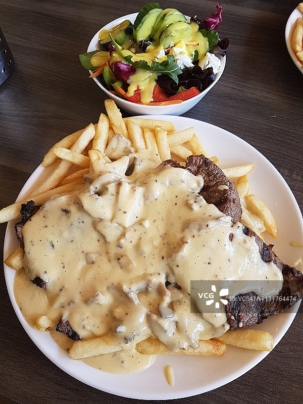 鲜沙拉蘑菇酱牛排薯条图片素材