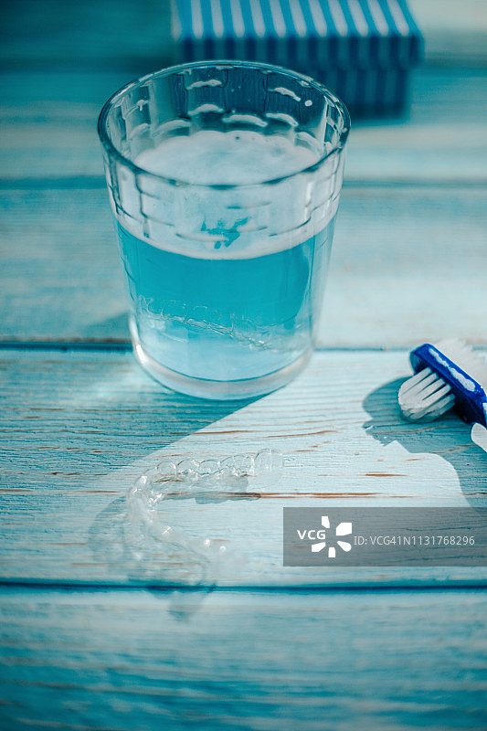 用于清洁的浸没在水中的隐形牙科正畸图片素材