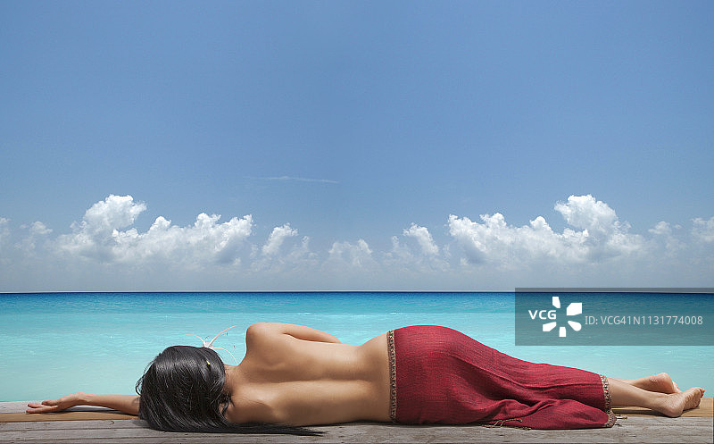 靠在无边泳池边的女人图片素材