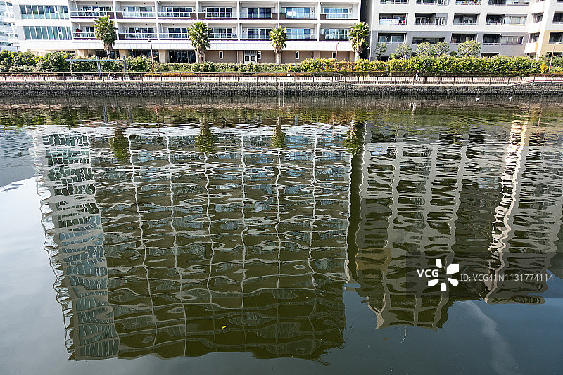日本东京港区高滨运河一侧的住宅和办公楼图片素材