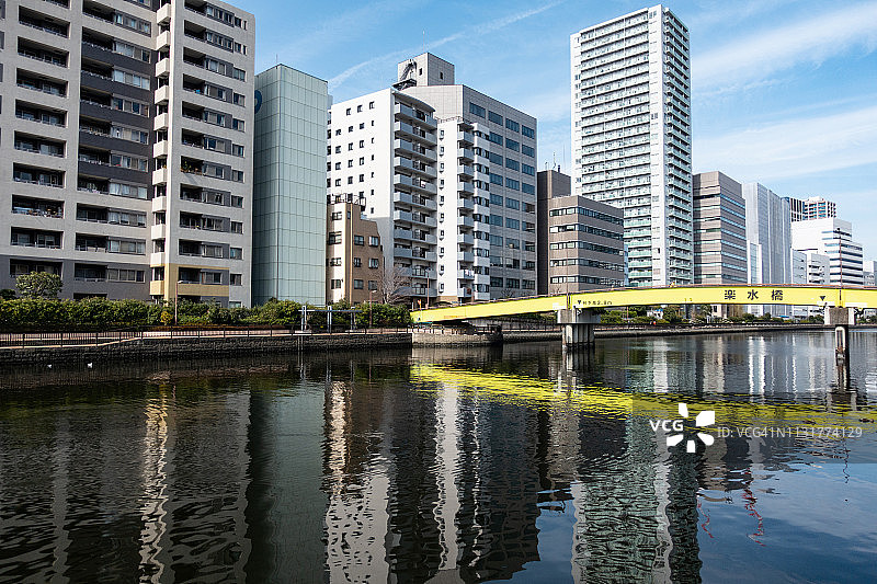 日本东京港区高滨运河一侧的住宅和办公楼图片素材