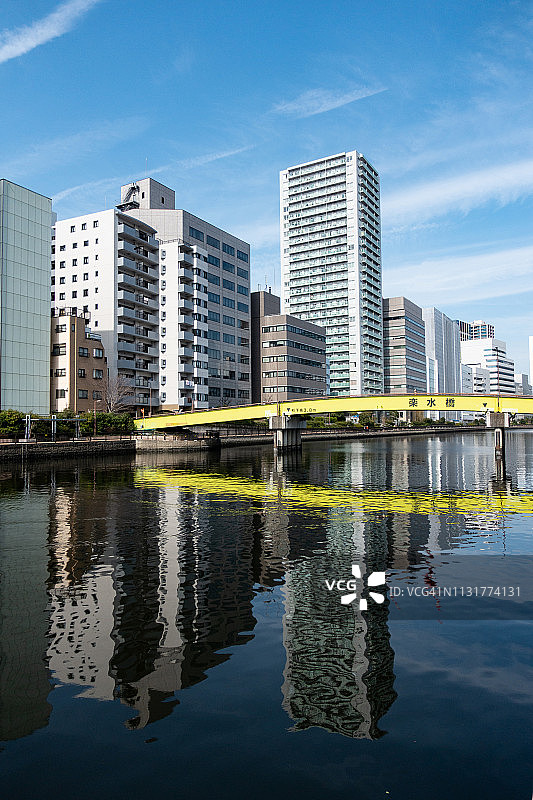 日本东京港区高滨运河一侧的住宅和办公楼图片素材