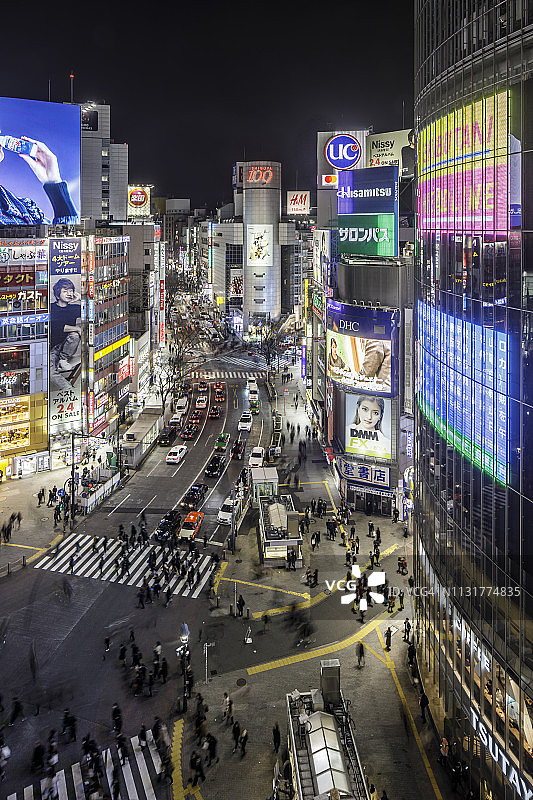 日本东京市中心夜晚著名的涩谷十字路口图片素材