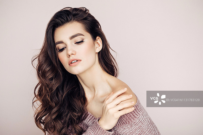 美丽的卷发女人图片素材