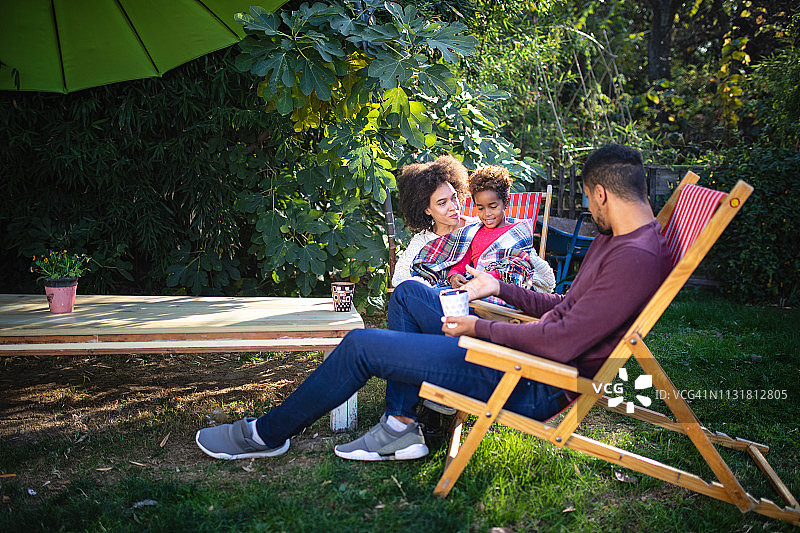 户外享受快乐时光的年轻家庭图片素材