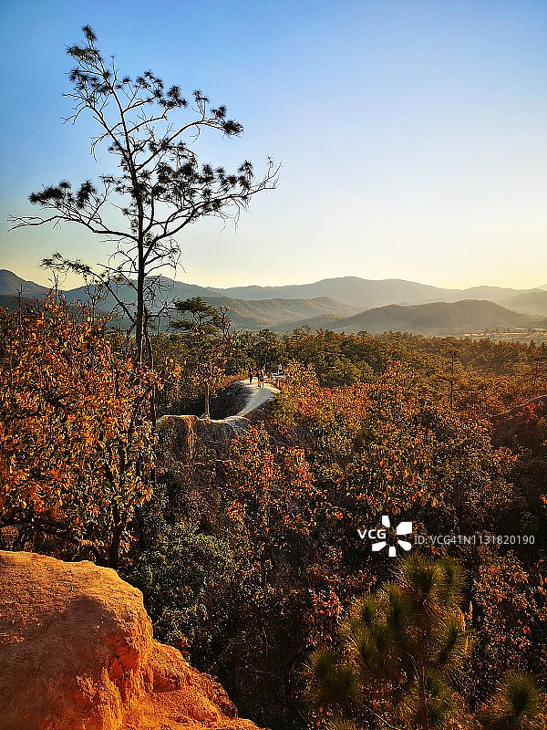 日落时分有徒步小径的山景，泰国拜县峡谷图片素材