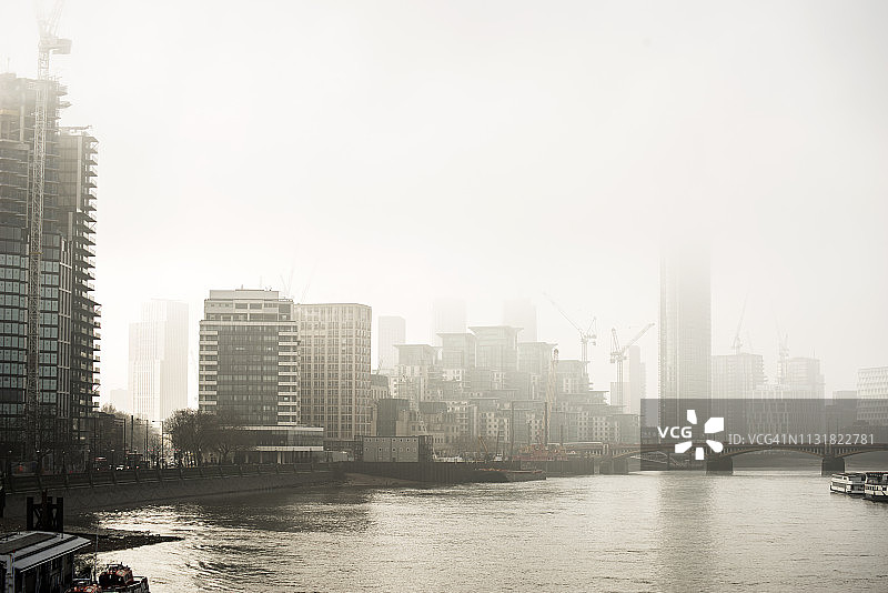 伦敦泰晤士河上雾蒙蒙的清晨图片素材