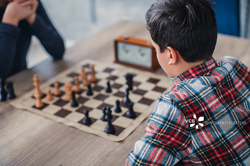 男孩下棋图片素材