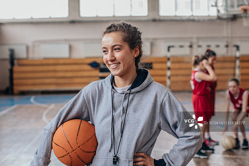 女教练与篮球队合影图片素材