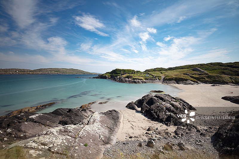 爱尔兰凯里郡德林安海滩，靠近6世纪德林安修道院遗址图片素材