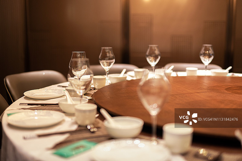 餐桌上的玻璃杯图片素材