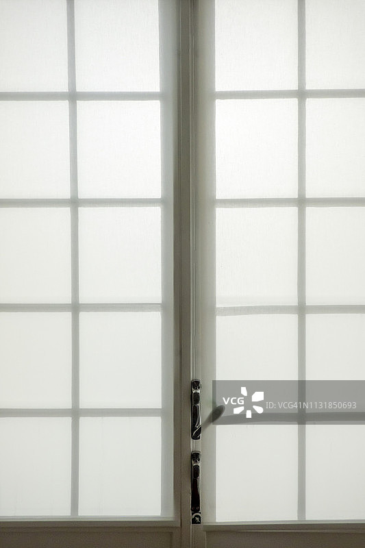 白色遮阳篷上带框窗户的影子图片素材