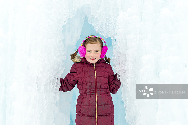 冰柱环绕的冰洞中走出的漂亮女人图片素材