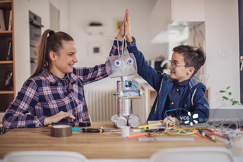 男孩和他的妹妹一起制作机器人图片素材
