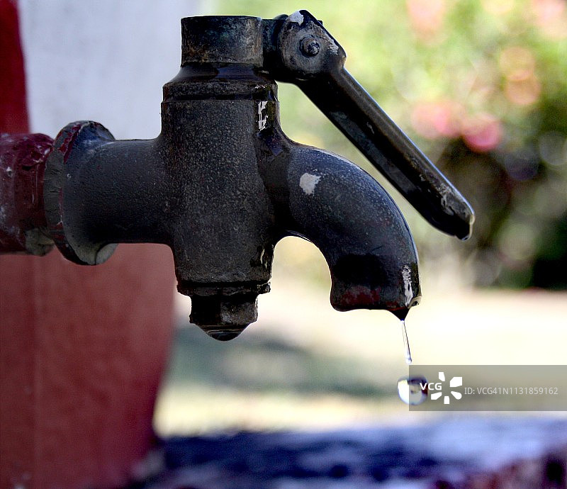 水龙头滴水图片素材