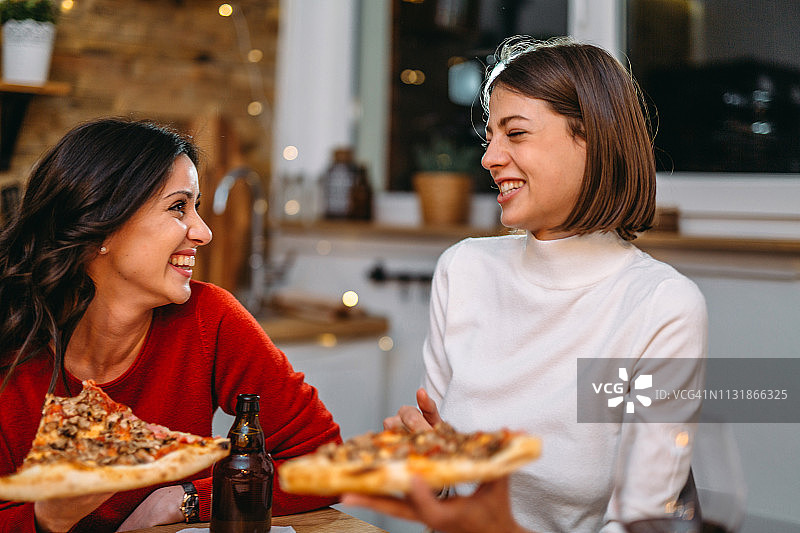 朋友们共享美好时光图片素材