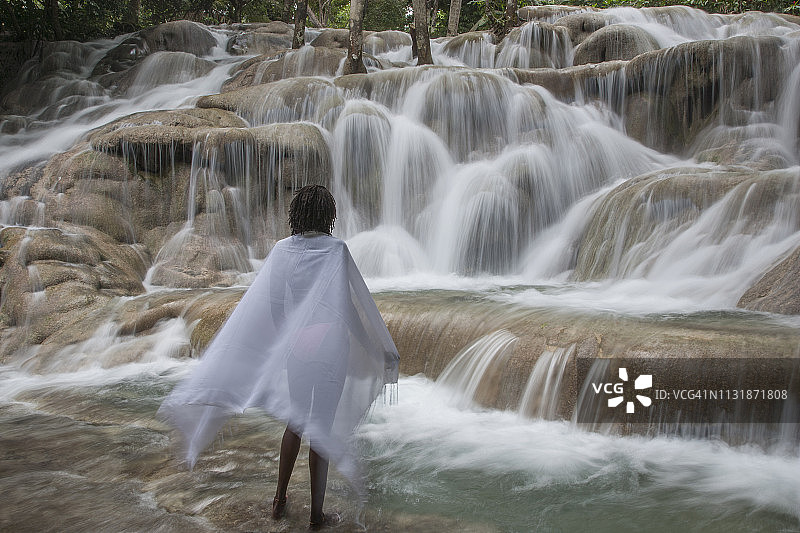 年轻女子在观赏瀑布图片素材