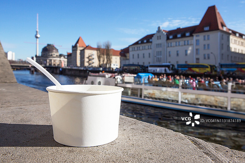 以柏林天际线为背景的空圣代冰淇淋（德国柏林）图片素材