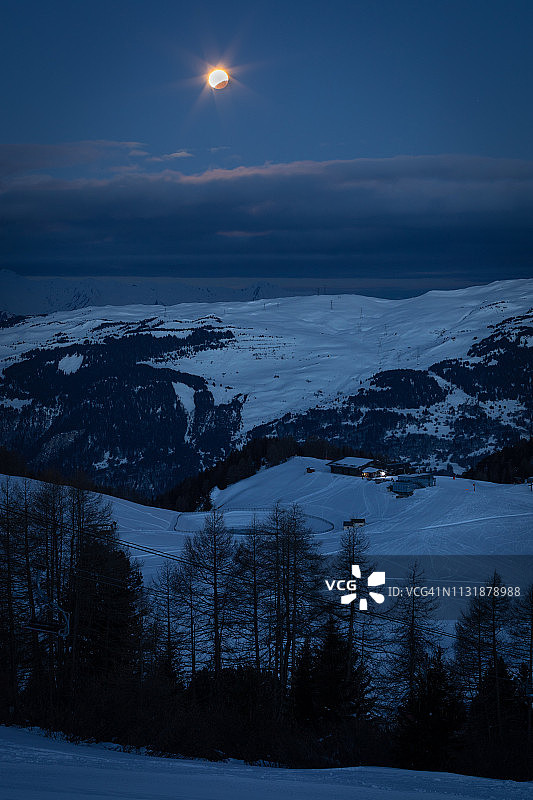法国萨瓦阿尔卑斯拉普拉涅滑雪胜地冬季暮光景色（含月偏食）图片素材