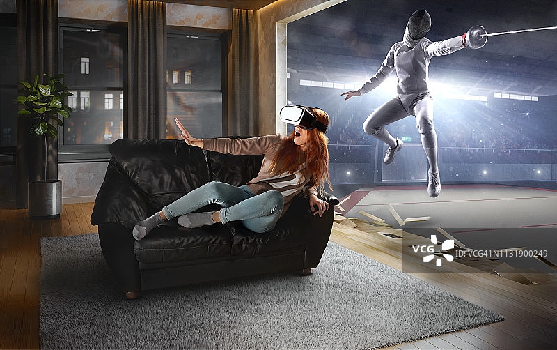 戴VR眼镜体验击剑的女人图片素材