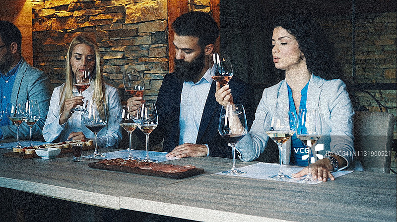 朋友一起品酒图片素材