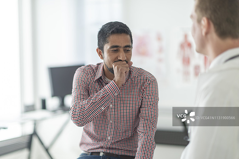 印度男子在医生面前咳嗽图片素材