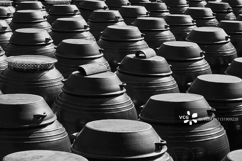 韩国传统发酵缸（瓮器），用于制作泡菜和其他食物图片素材