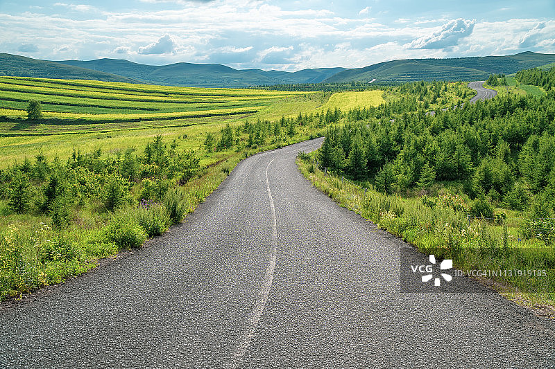 延伸至远方的夏日道路图片素材