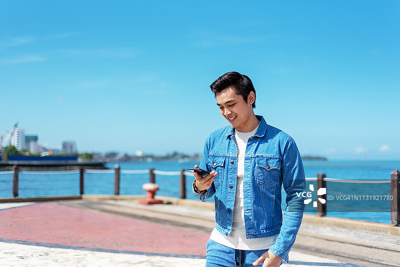 男人拿着智能手机 - 数字游民图片素材