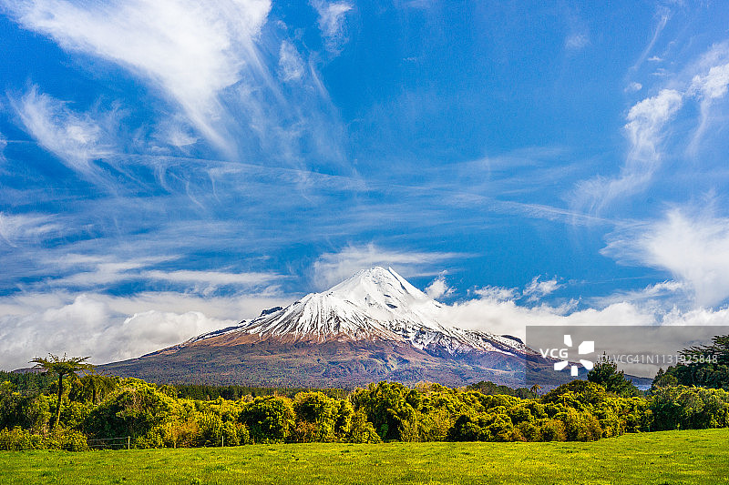新西兰北岛塔拉纳基山（埃格蒙特山）图片素材