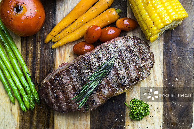 在轻松的餐桌上烹饪法式里脊牛排图片素材