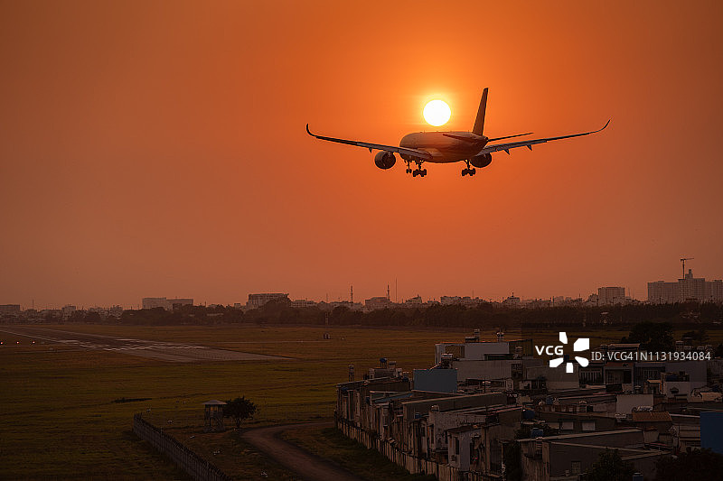 日落时分飞机着陆图片素材